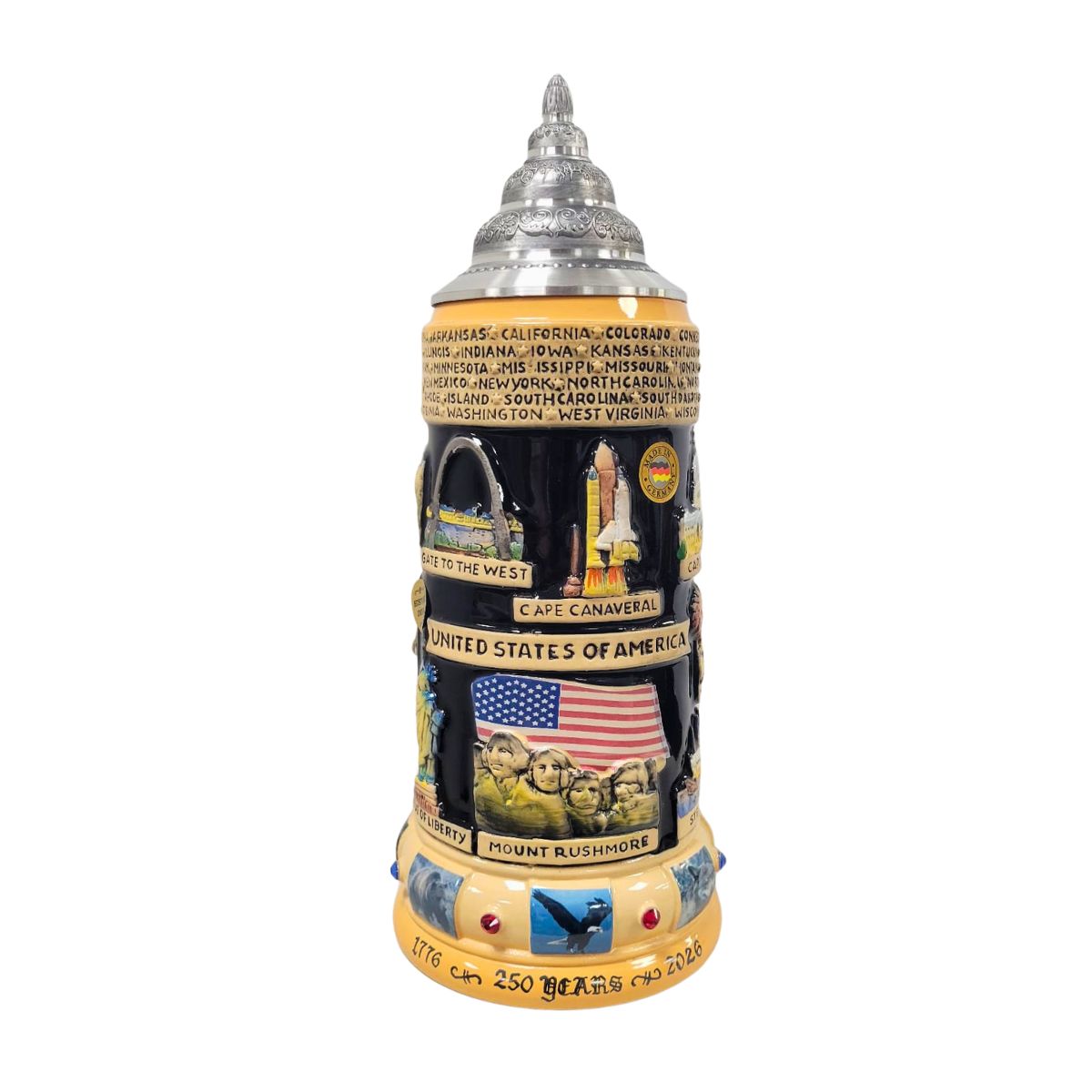USA 250th Anniversary panorama German beer stein by KING Werk featuring Mount Rushmore, Cape Canaveral, the Gateway Arch, and patriotic 250 Years artwork.