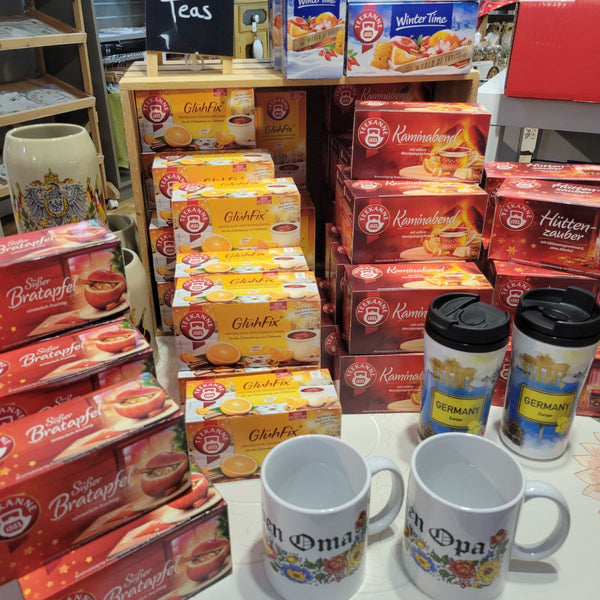 Display of tea boxes and mugs with 'Oma' and 'Opa' text in a store setting.