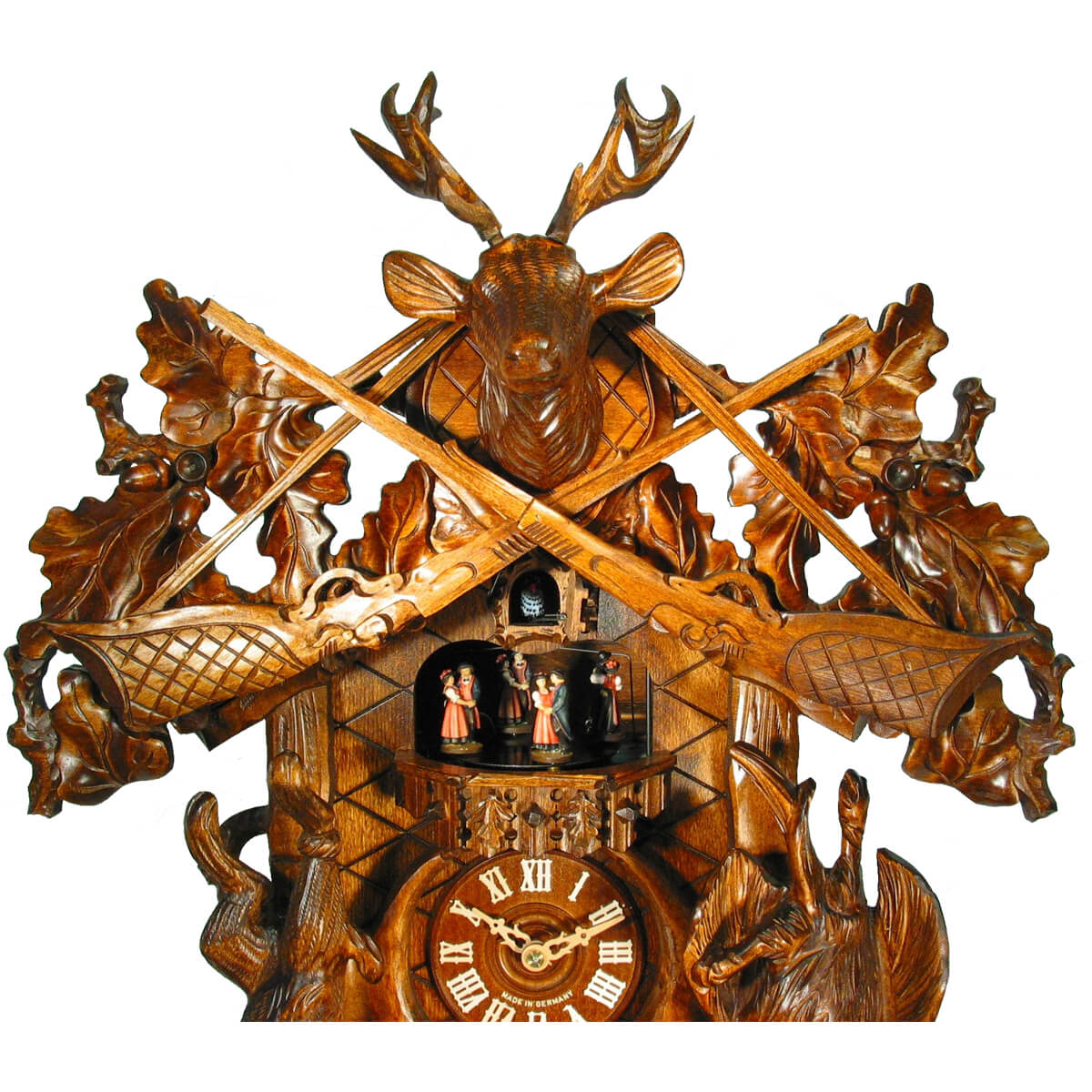 Detail of the upper attachment of the August Schwer cuckoo clock with the two guns, the leaves and the deer head with antlers.