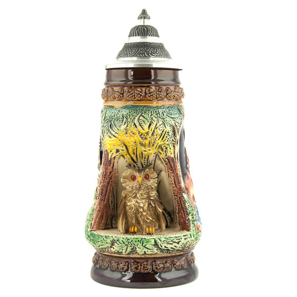 King Beer Stein with an Owl who sits in a grotto on a stone and observes its environment. The brown and green tones of the Mug underline the nature scenes.